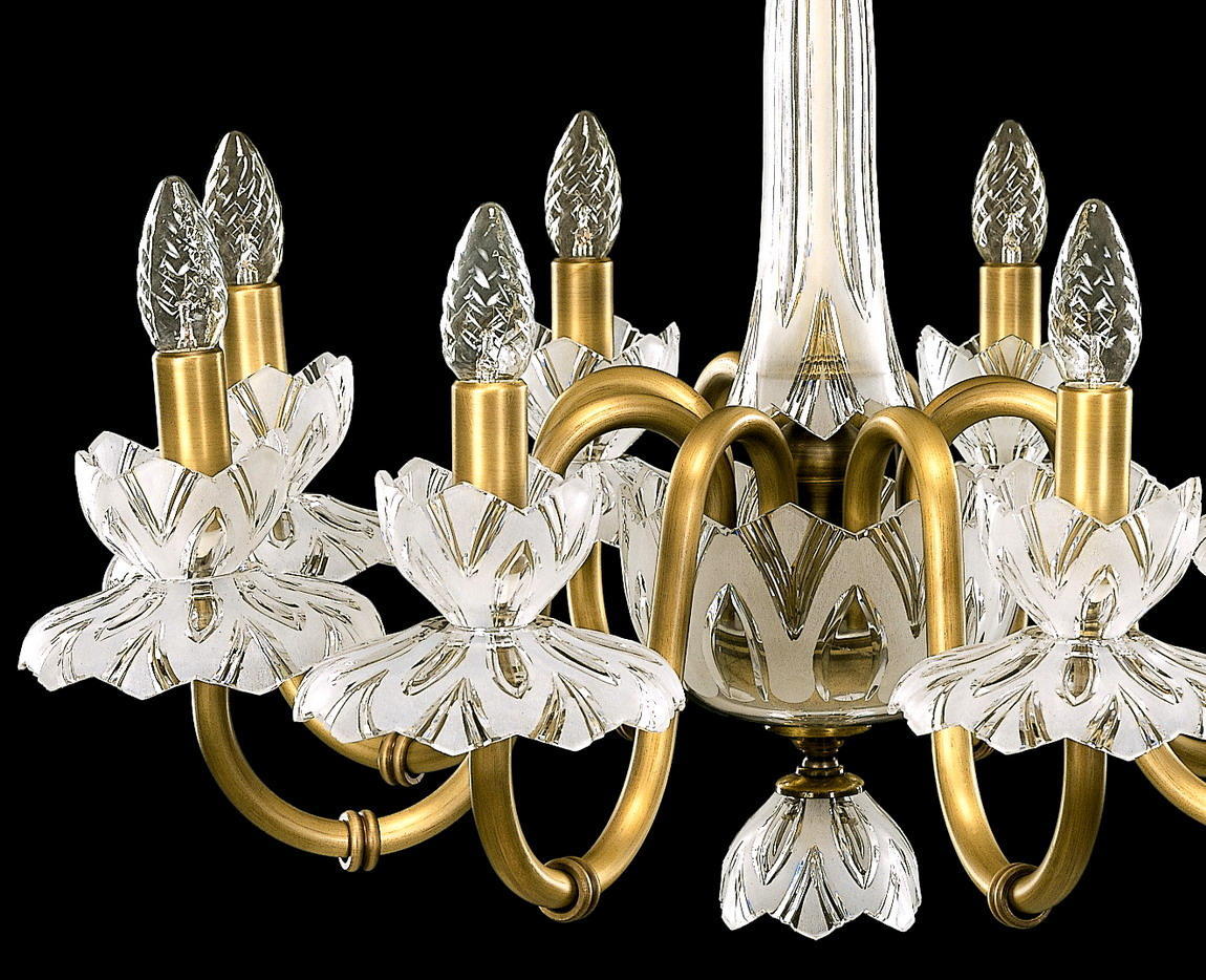 Détail des fleurs de cristal, douilles dorées et ampoules à flamme du luminaire