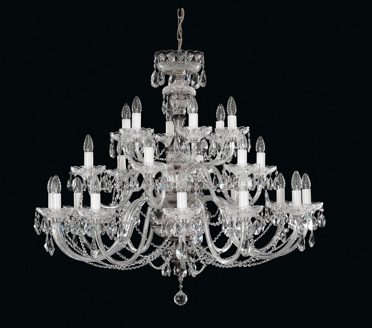 Vue complète du chandelier à pampilles, bras courbes et douilles blanches