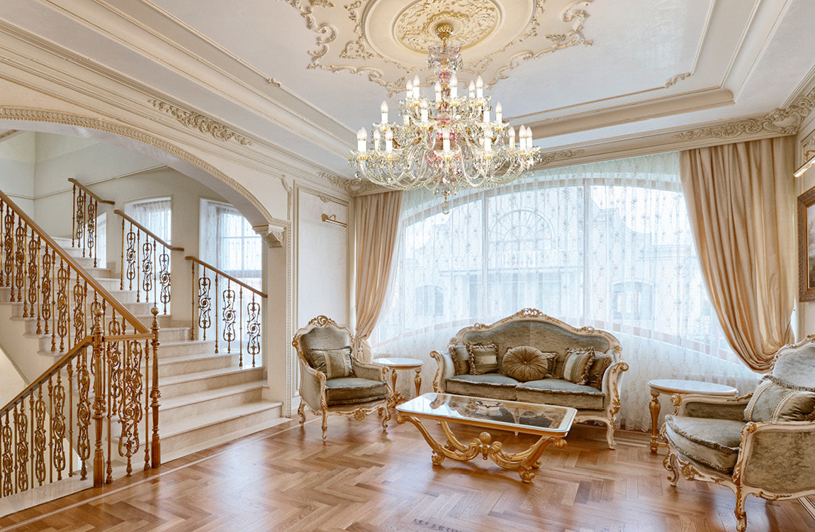 Luminaire suspendu dans un hall avec escalier, décor baroque et dorures