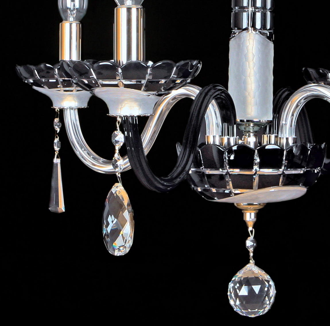 Détail des bras en verre courbés, bobèches festonnées et pampilles facettées