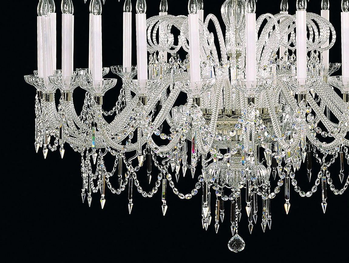 Gros plan du bas du lustre : chaînes, pendants de cristal et pampilles scintillantes.