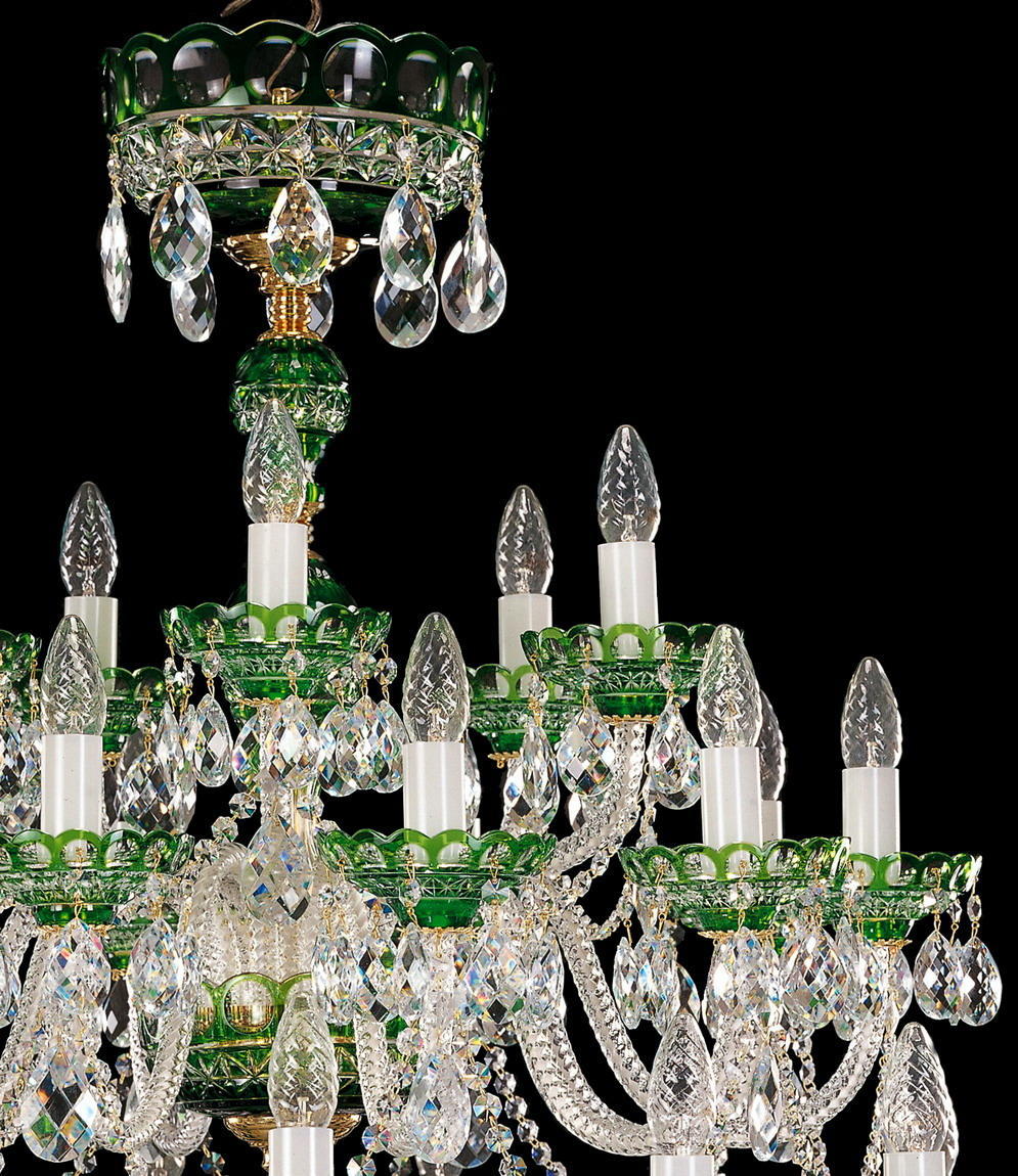 Détail du couronnement en verre vert godronné et de ses gouttes de cristal