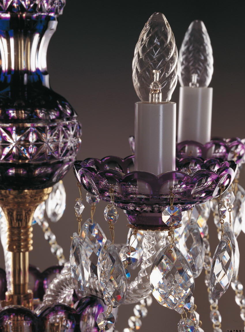 Gros plan d'une bobèche violette et de sa douille, pampilles de cristal taillé