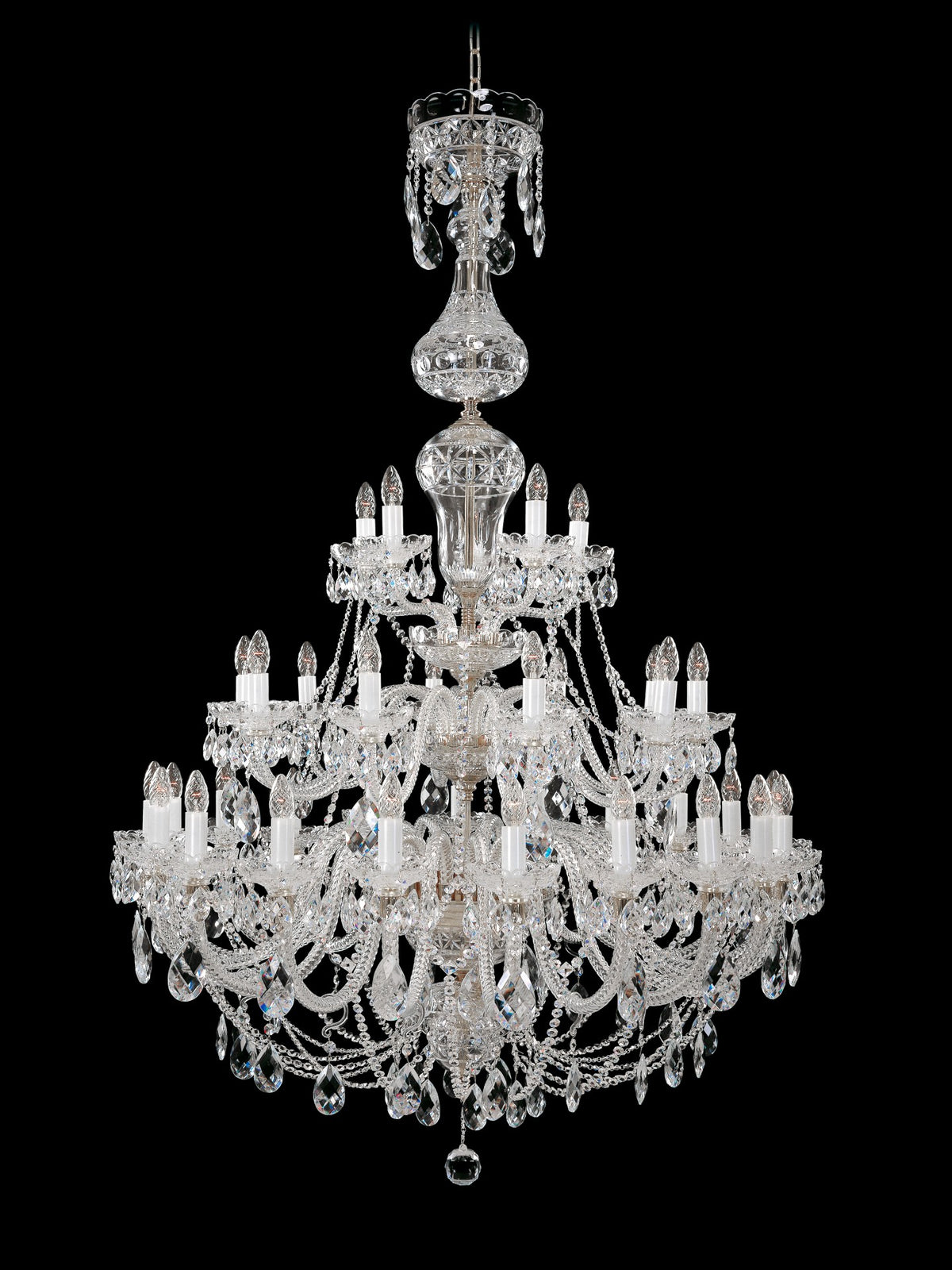 Vue frontale complète du lustre suspendu, cristaux taillés et bras dorés apparents