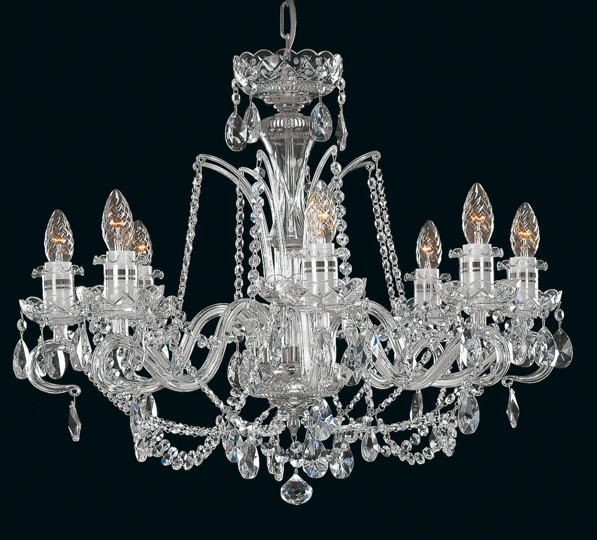 Vue de face du luminaire éteint, cristaux transparents et monture dorée visible