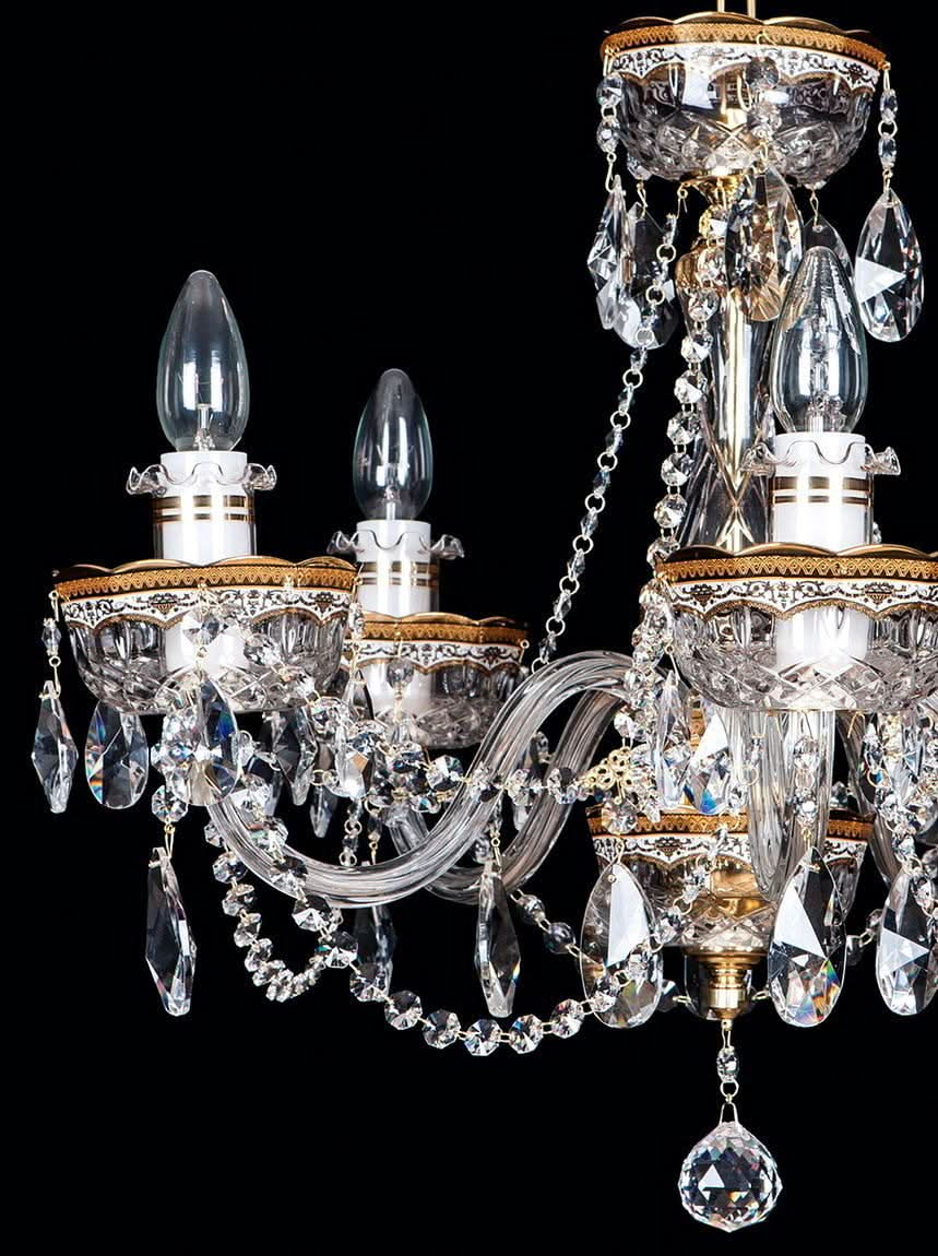 Détail de la finition dorée et des bras recourbés en verre