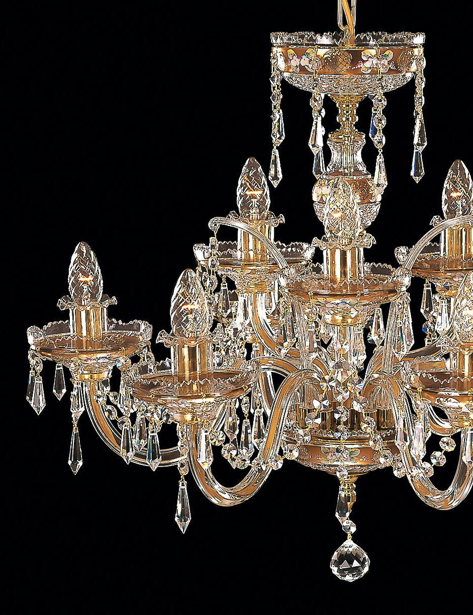 Détail de trois bras du lustre, cristal taillé et pampilles scintillantes