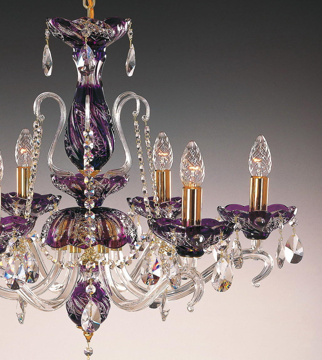 Détail rapproché de la colonne centrale violette, bobèches fleuries et pendeloques de cristal