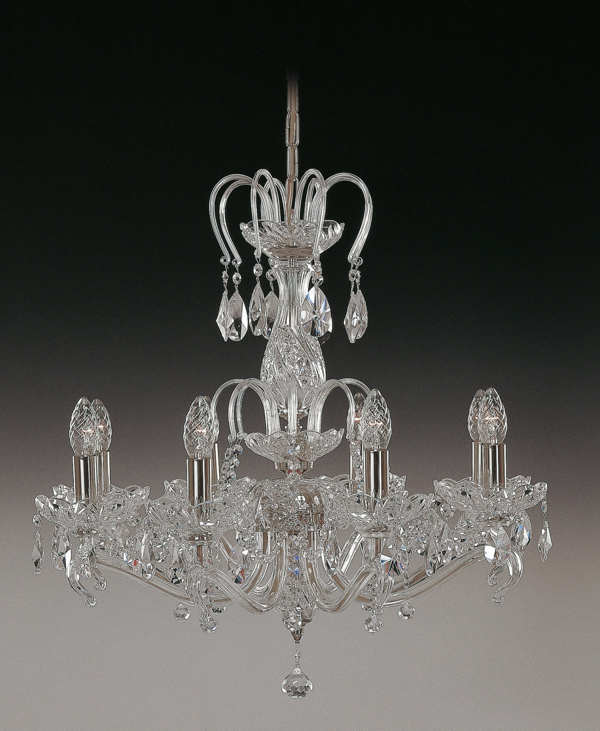 Même lustre de face, monture argentée et pendeloques de cristal taillé