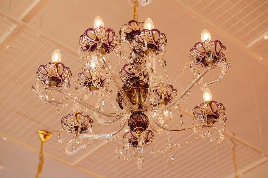 Luminaire installé au plafond, ampoules allumées, ambiance chaleureuse dans une pièce claire