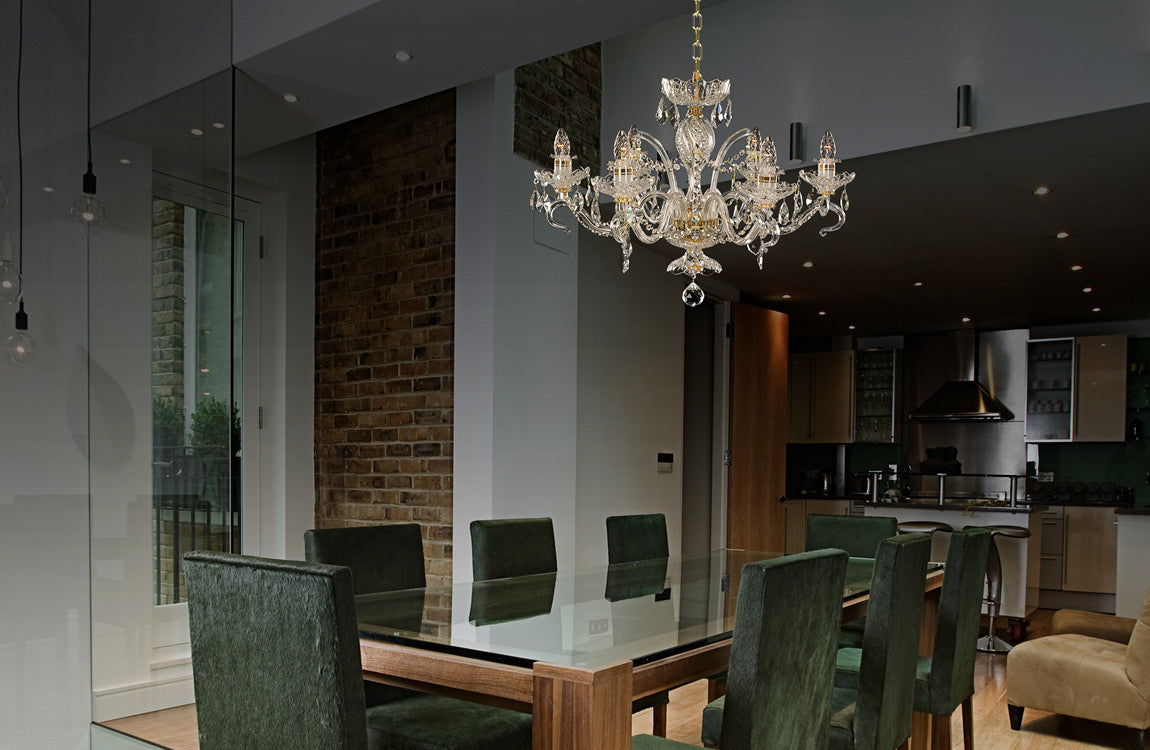 Lustre suspendu au-dessus d'une table à manger en verre, intérieur moderne avec mur de briques