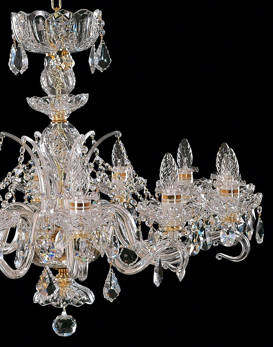 Détail du corps central et des bras, avec bobèches ciselées et pendentifs en cristal.