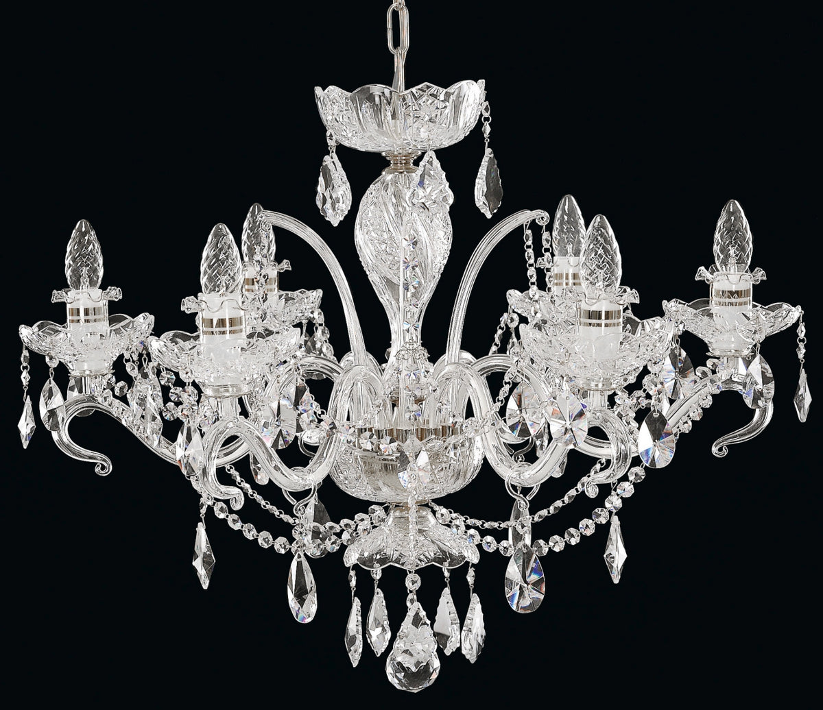 Vue frontale du lustre aux bras recourbés et gouttes de cristal taillé