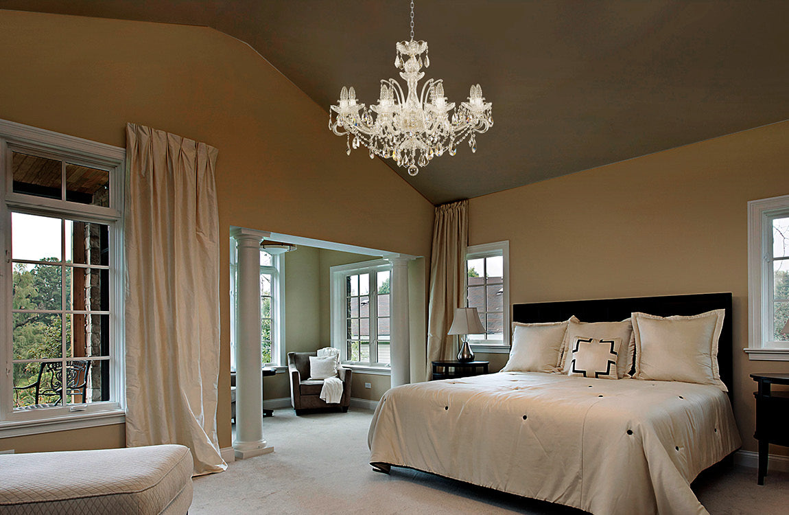 Mise en ambiance du lustre suspendu au plafond d'une chambre beige avec grand lit