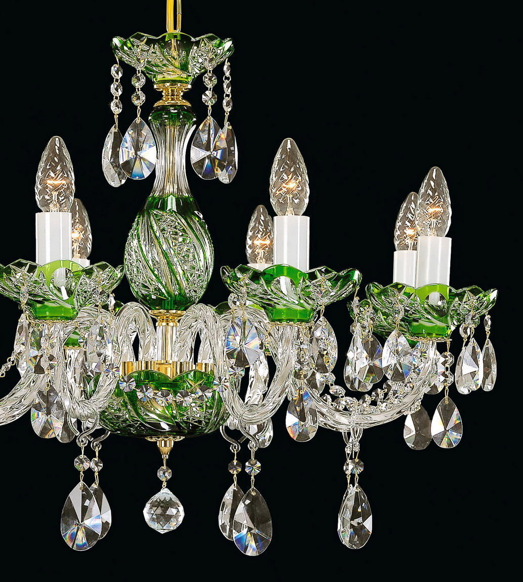 Gros plan sur les bras torsadés, coupelles vertes et pendentifs en cristal taillé du lustre.
