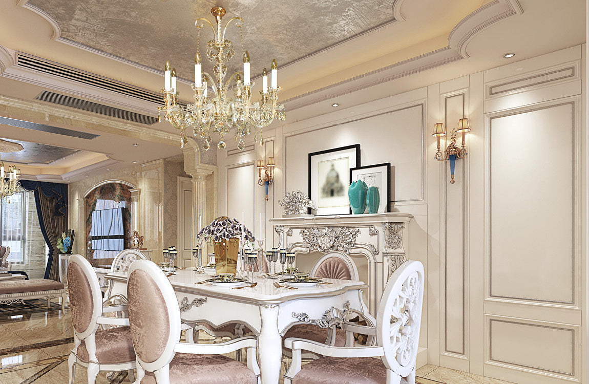 Mise en ambiance du lustre suspendu au-dessus d'une table dressée dans un salon classique.