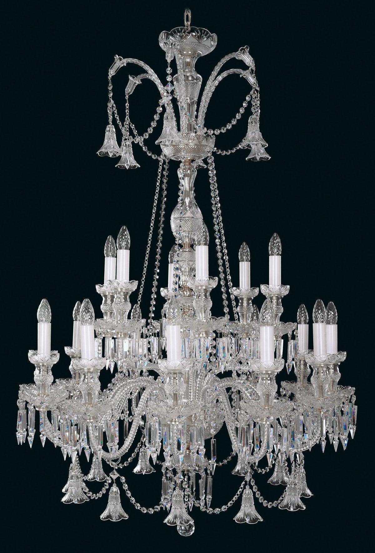 Vue de face du lustre complet, cristal taillé et monture dorée sur fond noir