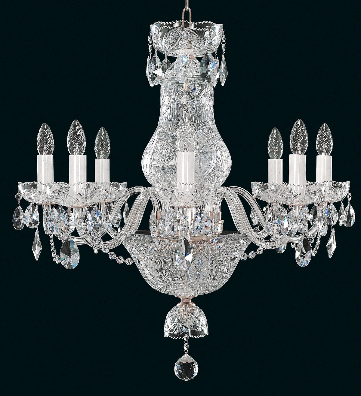 Autre vue frontale du chandelier avec pampilles et monture dorée
