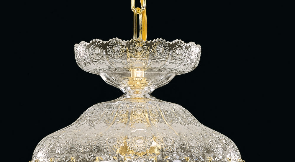 Détail du sommet ouvragé en verre dépoli avec sa chaîne dorée et sa coupelle festonnée.