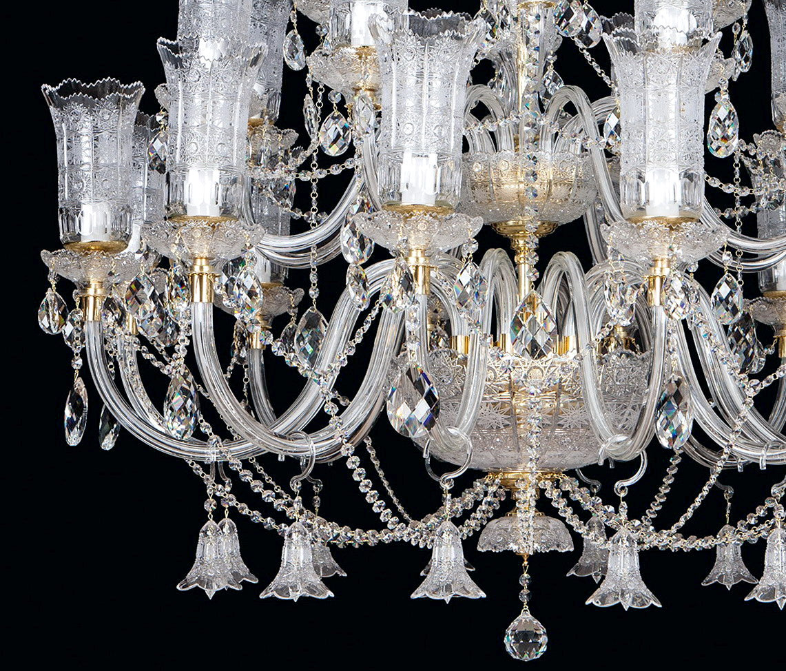 Détail des bras de cristal, bobèches dorées, clochettes et gouttes taillées