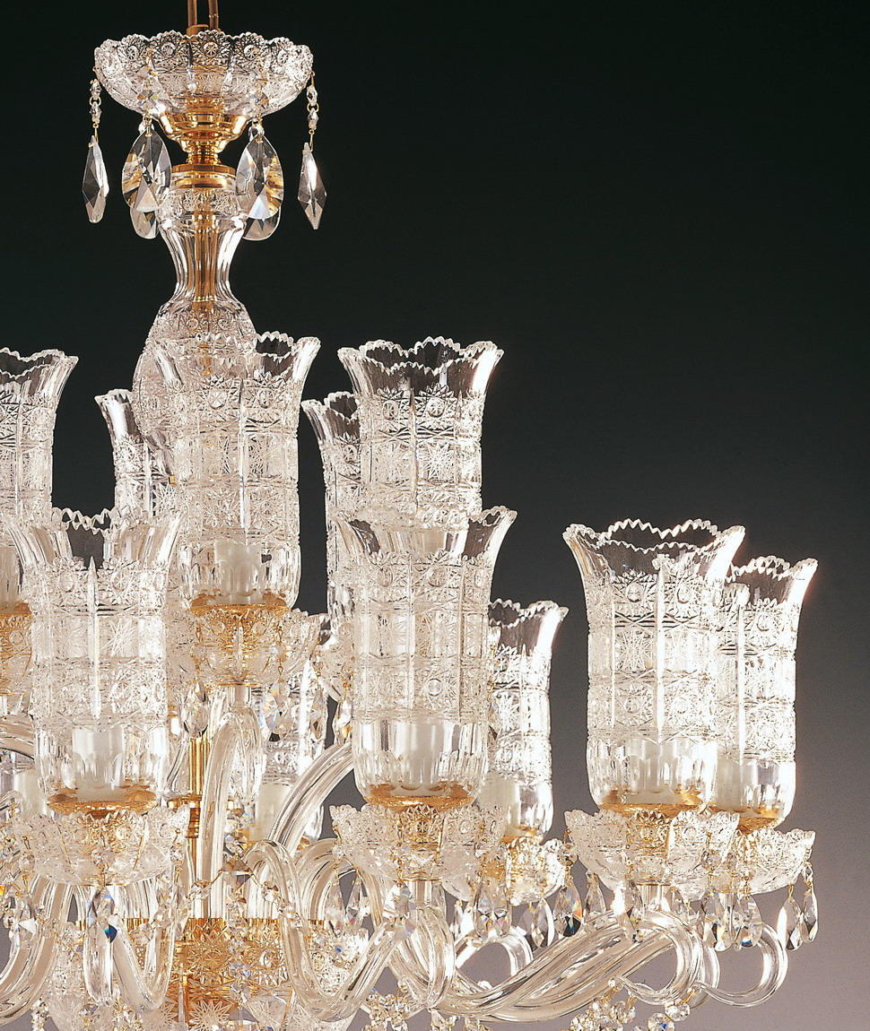 Gros plan sur la partie haute : coupe gravée, tige dorée et pendeloques en cristal.