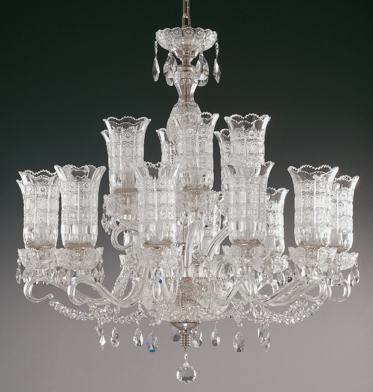 Vue générale du lustre doré et cristal taillé, même angle sans éclairage allumé.