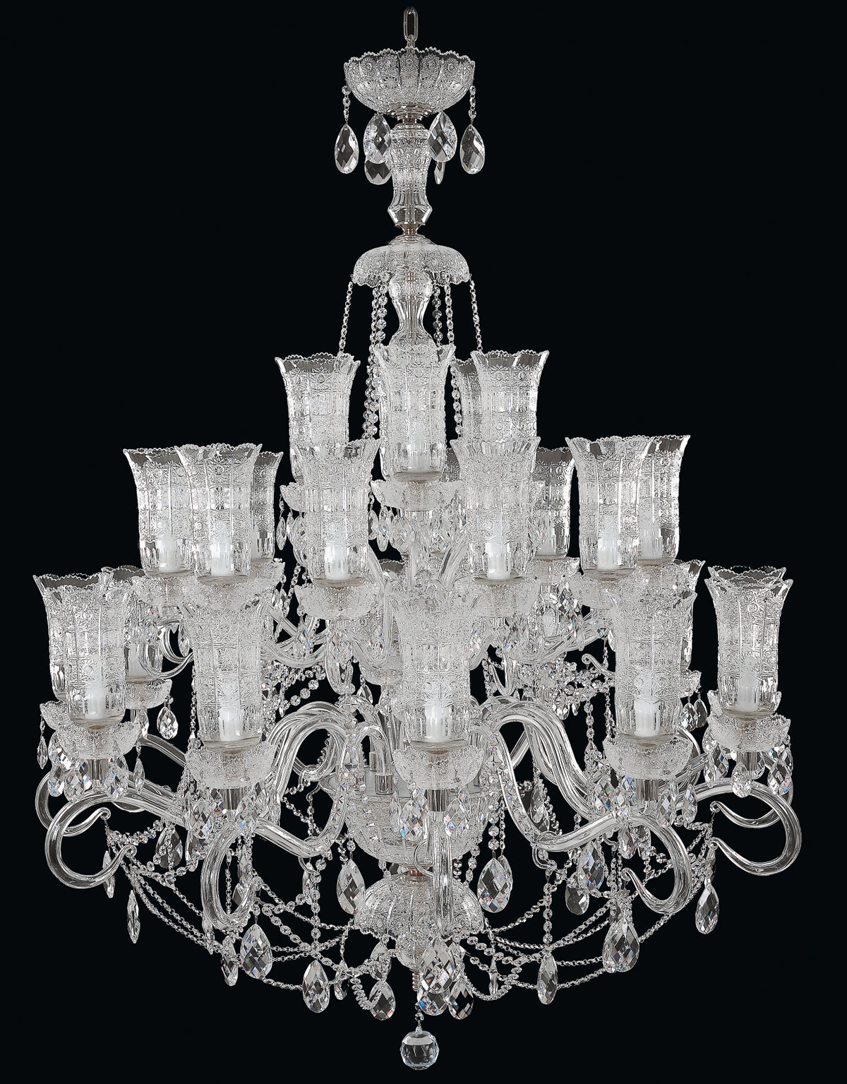 Vue d'ensemble du lustre suspendu, diffuseurs en verre texturé et pendentifs taillés