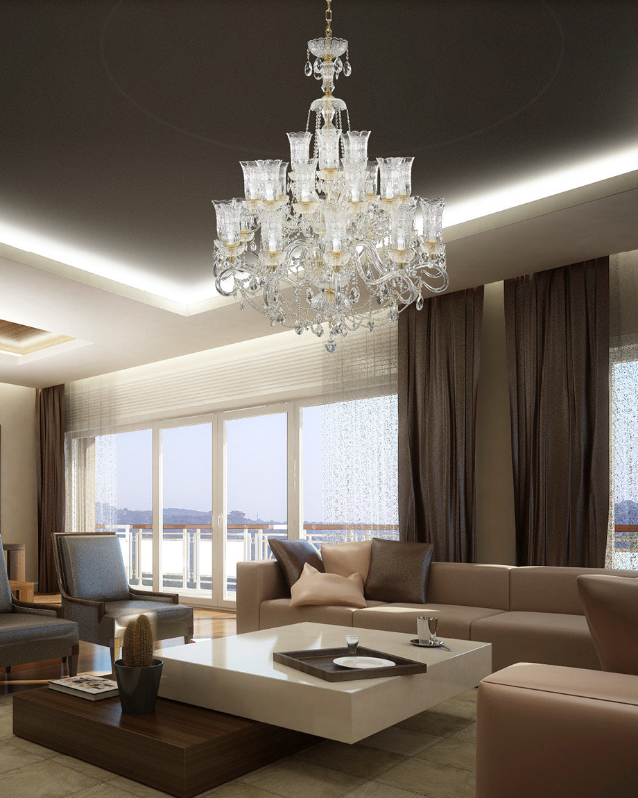 Lustre allumé dans un séjour lumineux avec baies vitrées et canapé beige
