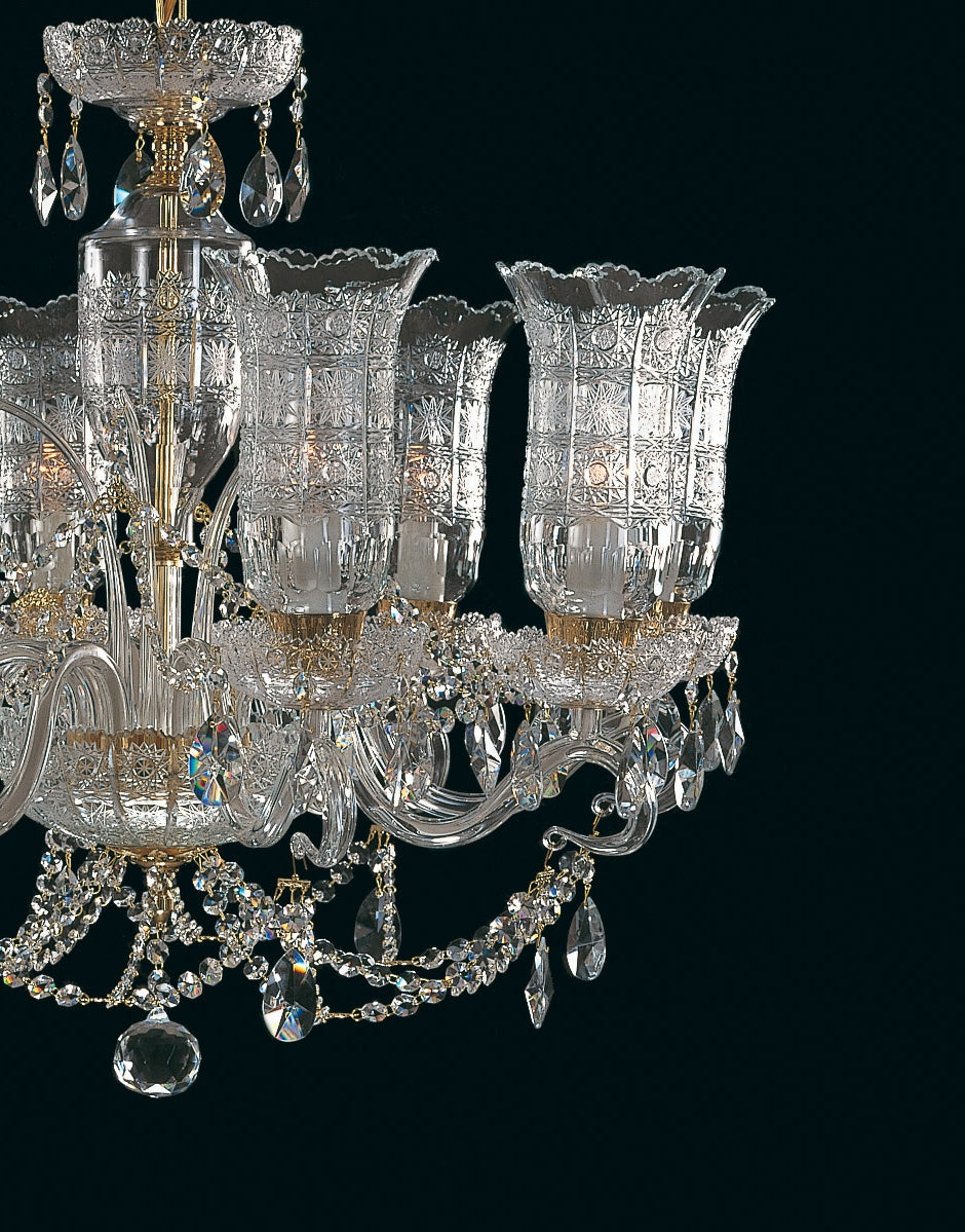 Détail des bras courbes, des coupelles et des pendeloques de cristal