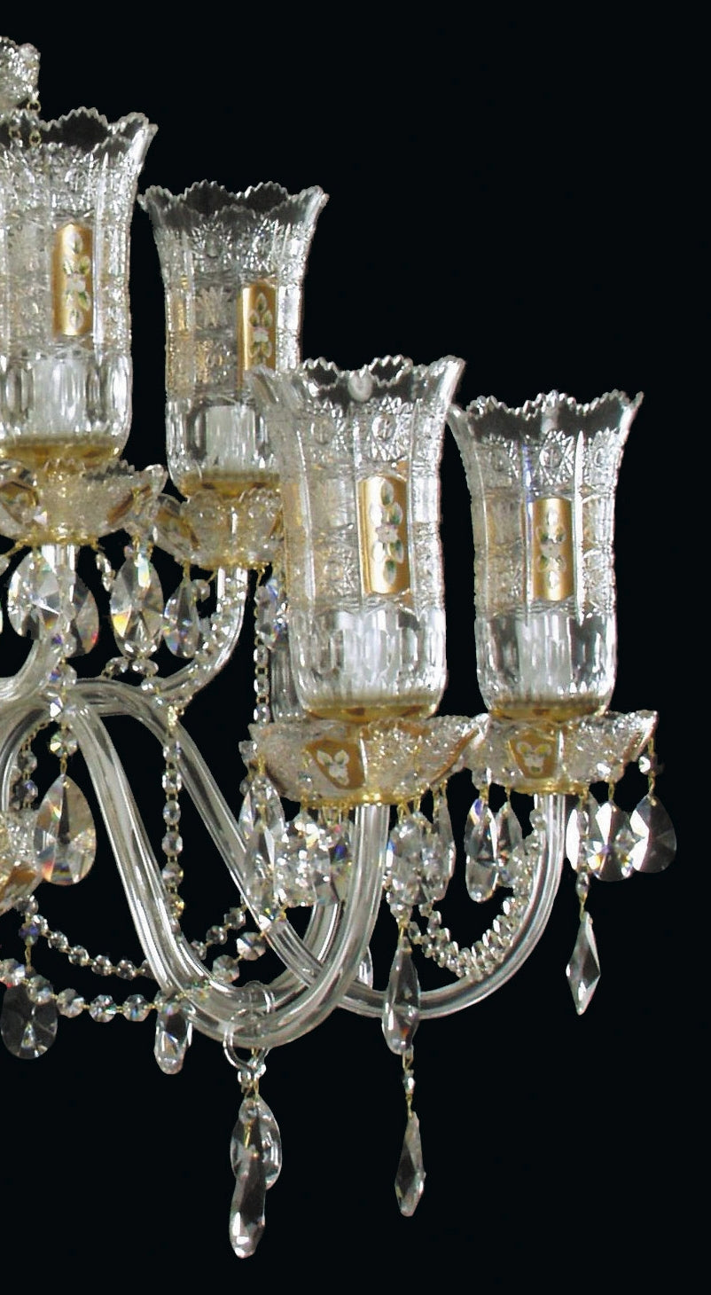 Détail des bras recourbés, coupelles ciselées et pendeloques de cristal