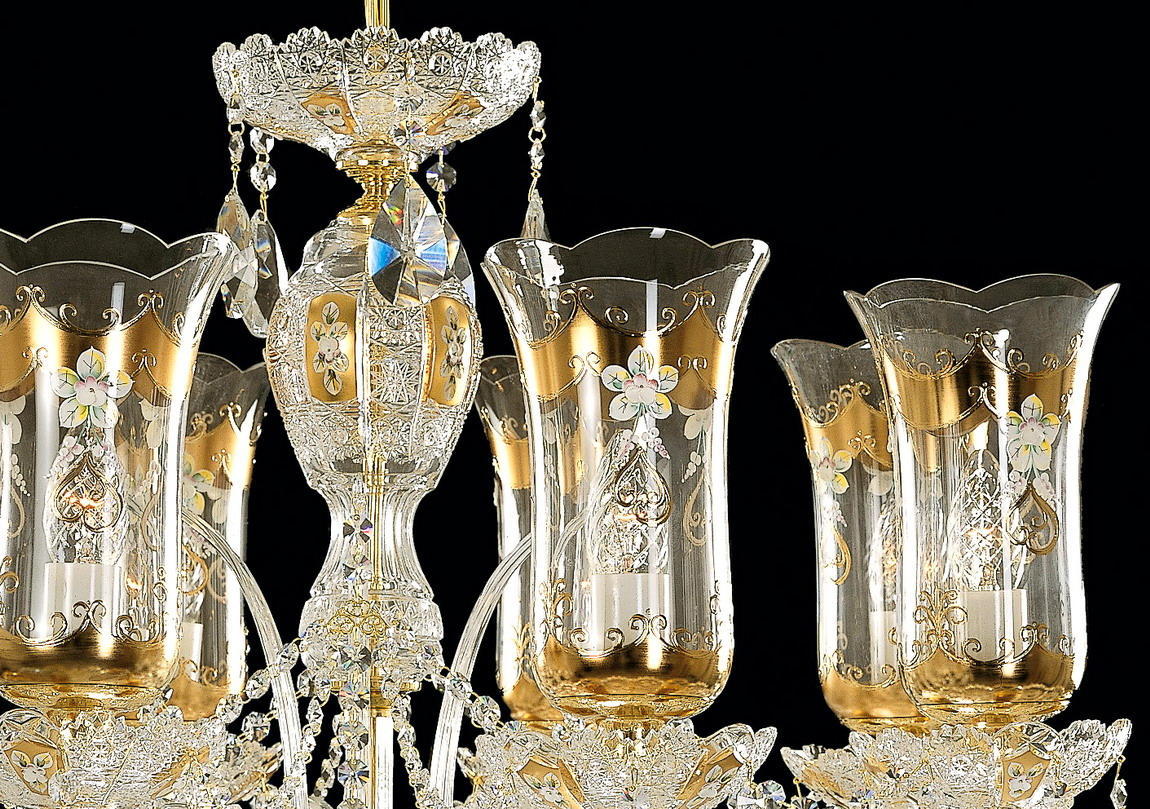 Détail des globes dorés fleuris entourant le fût central en cristal taillé
