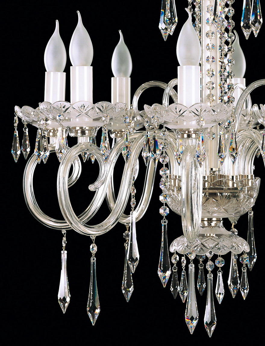 Détail des bras de cristal, coupelles festonnées et gouttes pendantes taillées