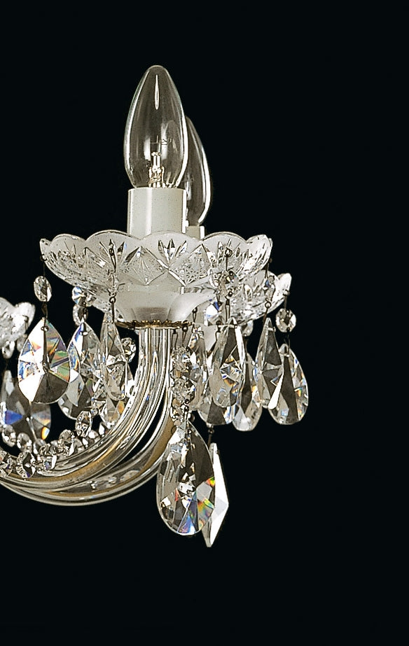 Gros plan d'une lampe et de ses pampilles en cristal transparent