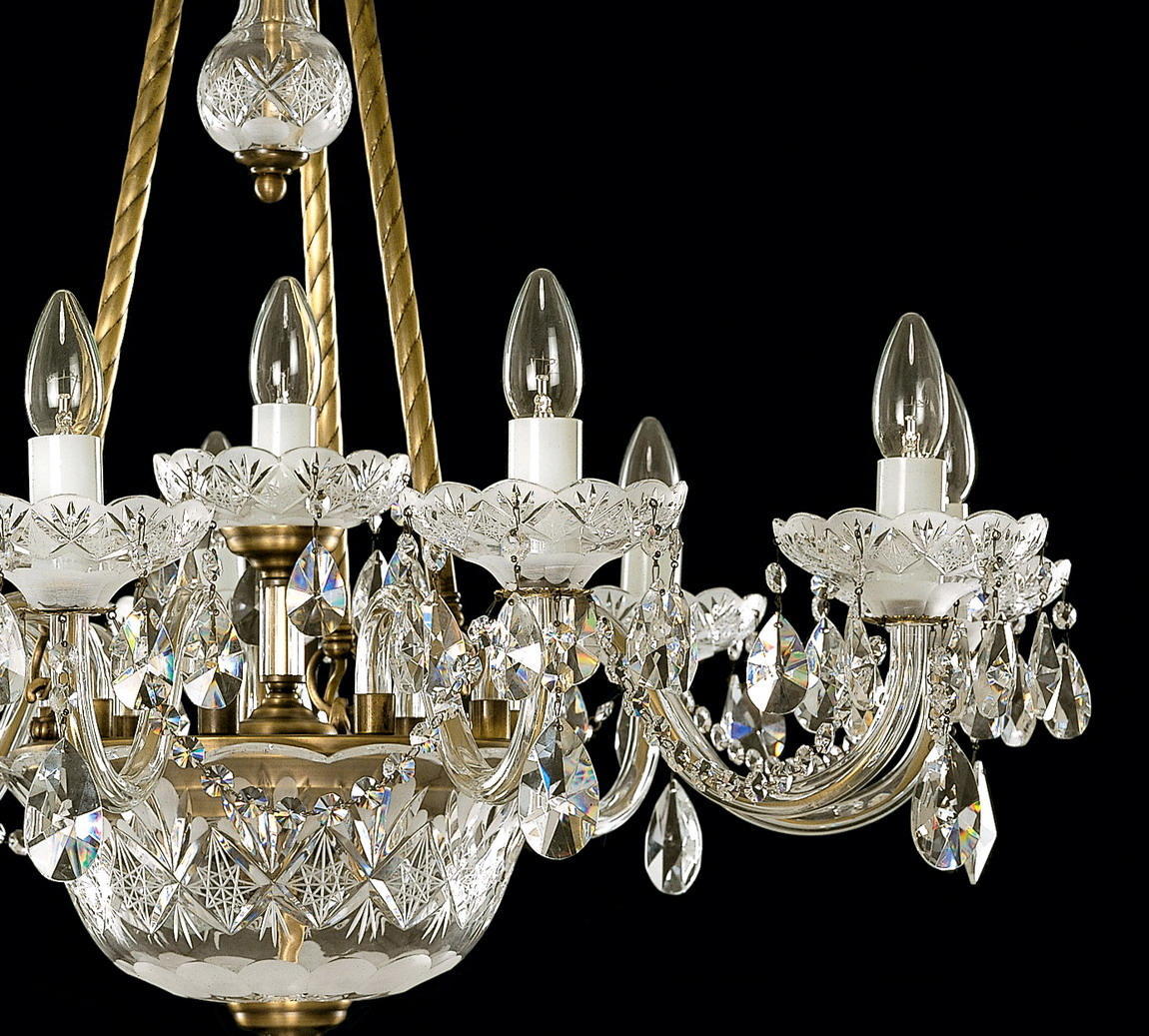 Détail des bras courbés, coupelles et pendentifs en cristal taillé