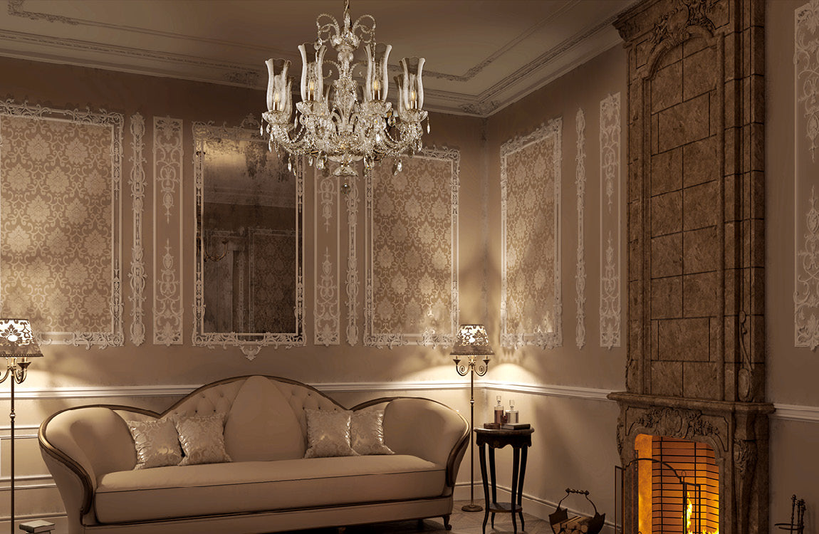 Lustre suspendu dans un salon classique, près d'une cheminée et d'un canapé.