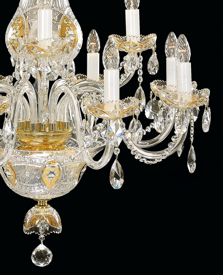 Détail de la coupe ciselée, des fleurs peintes et des pendentifs en cristal