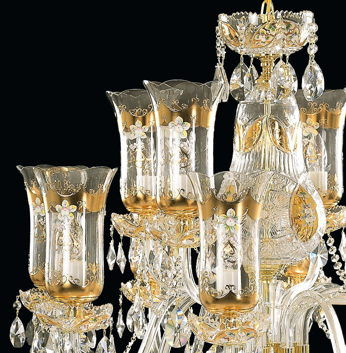 Détail des verres ornés de fleurs dorées et de perles