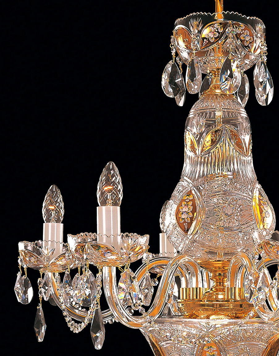 Détail rapproché des bras et du cristal taillé aux motifs floraux dorés.