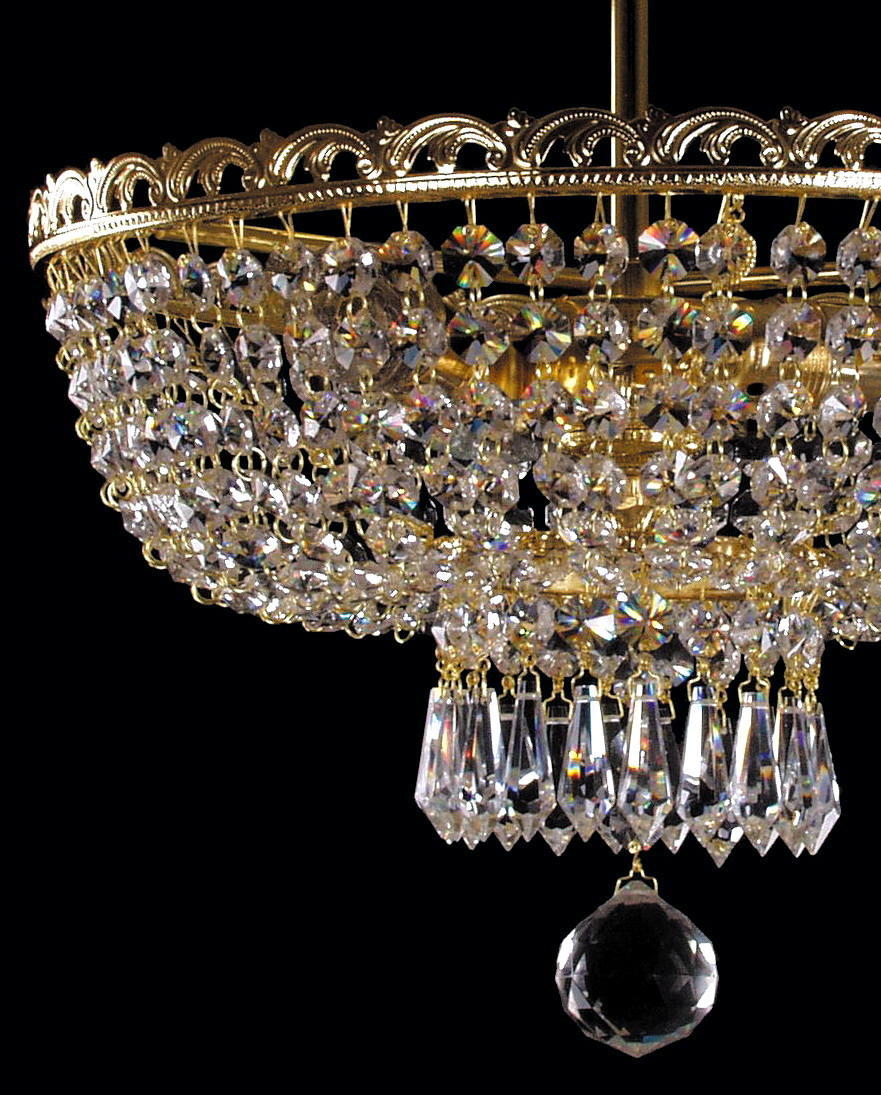 Gros plan sur le bas du luminaire et la grosse boule de cristal taillée
