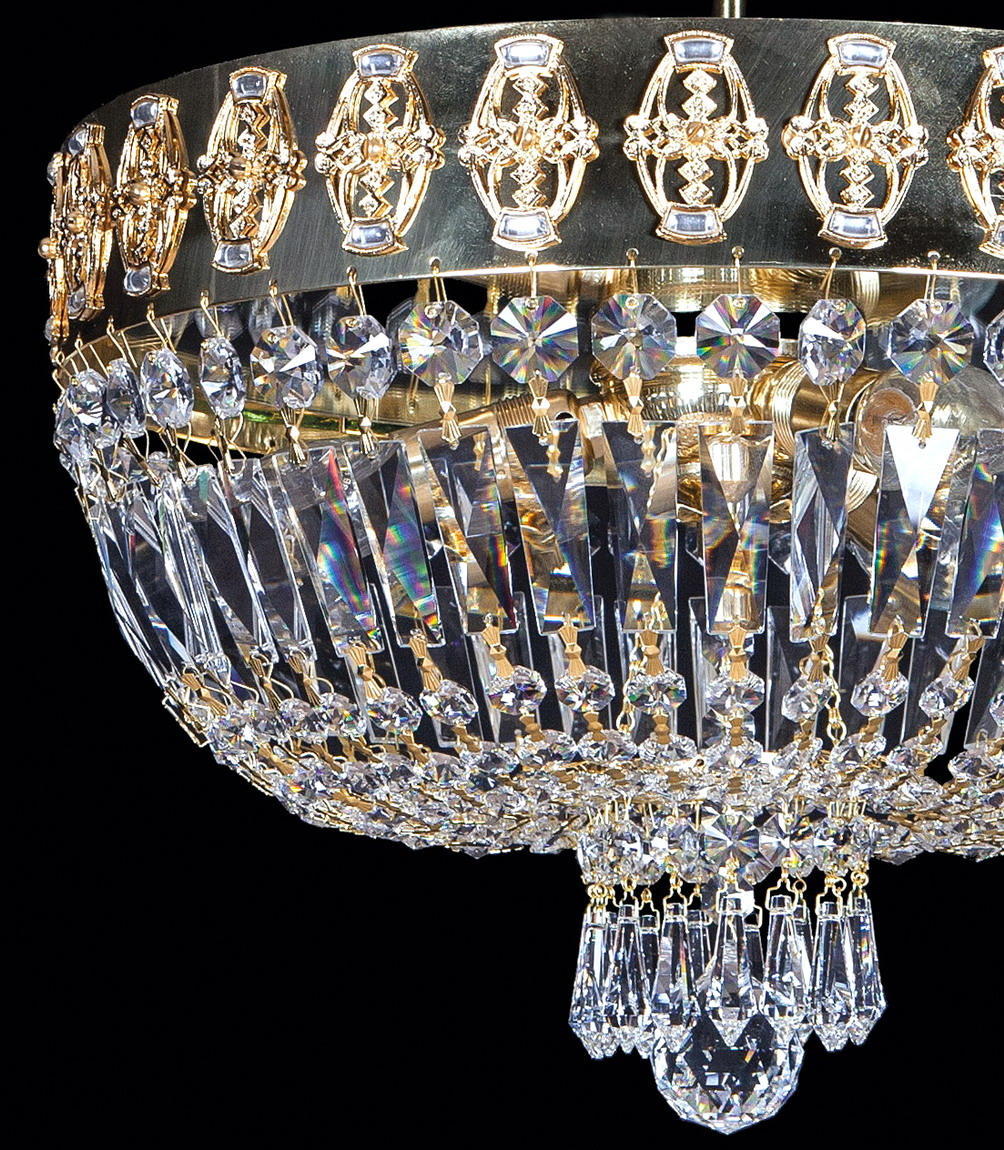 Vue rapprochée du bandeau doré orné de cabochons et de la frange cristal