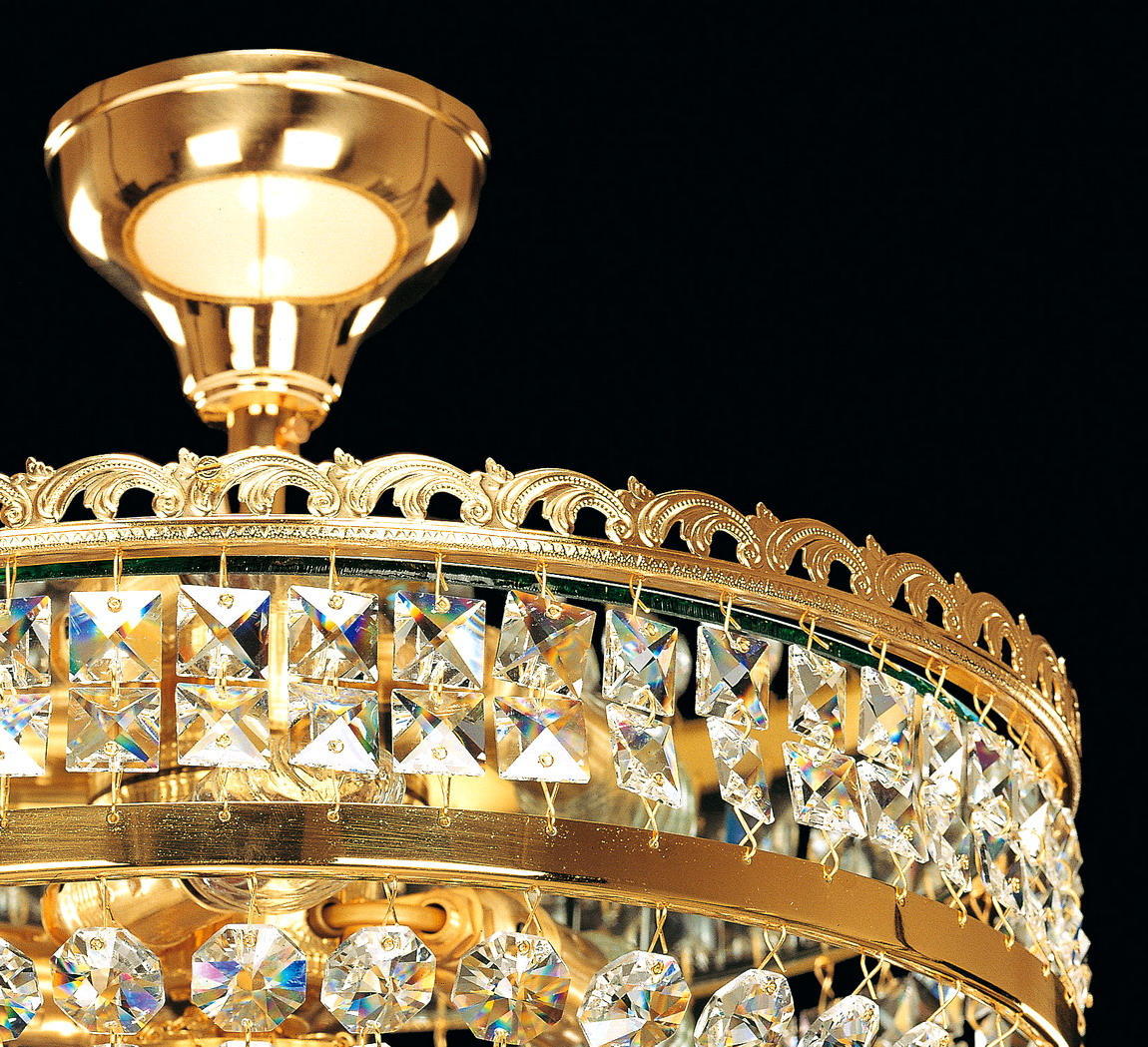 Vue rapprochée de la coupelle de fixation au plafond et de la couronne ouvragée