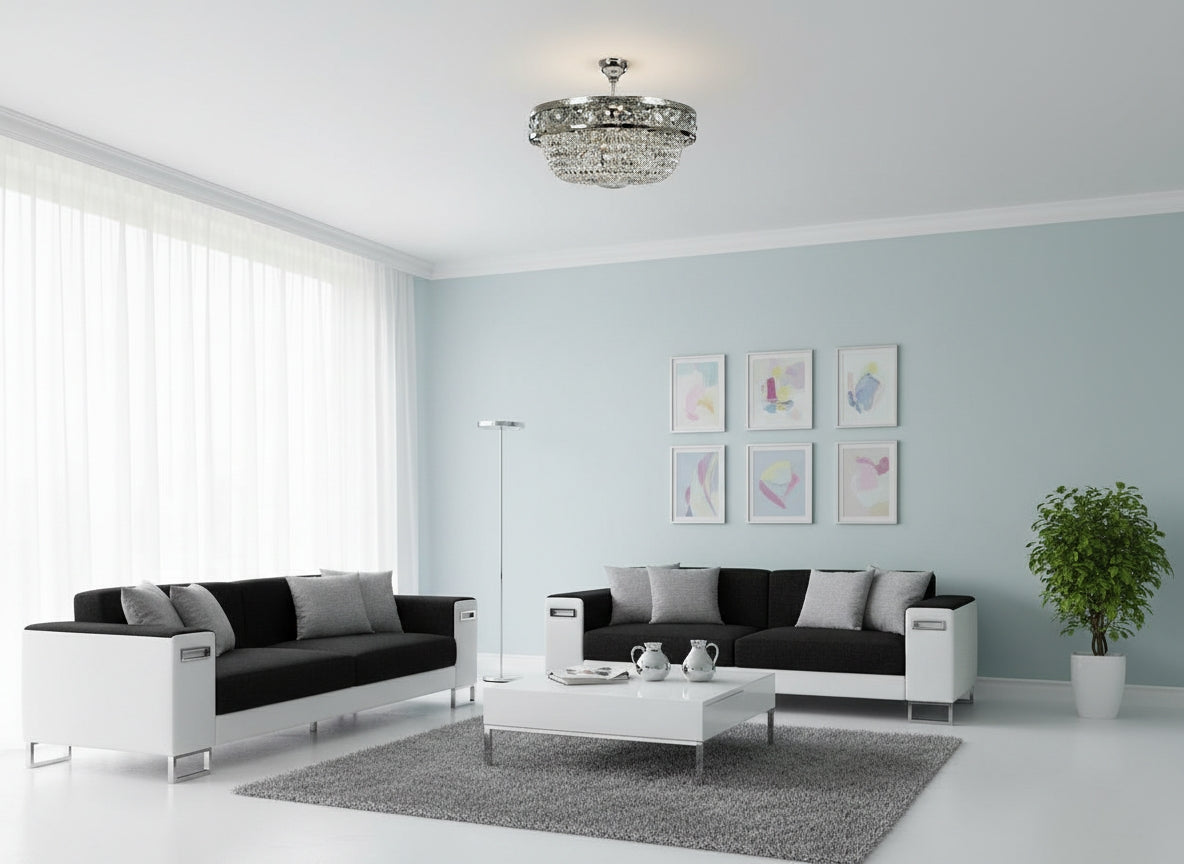 Luminaire allumé au plafond d'un séjour moderne bleu clair avec canapés noirs