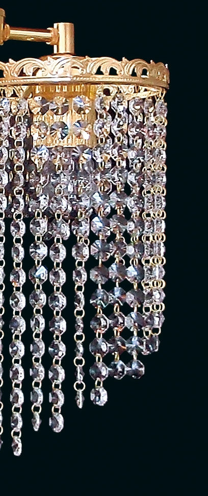 Détail de la finition dorée et des pendeloques en cristal suspendues en rangs serrés