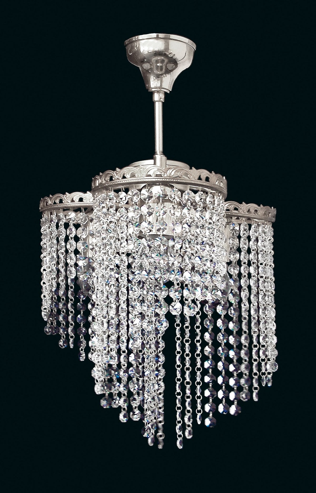 Même luminaire en finition argentée, suspendu, présenté sur fond noir de face.