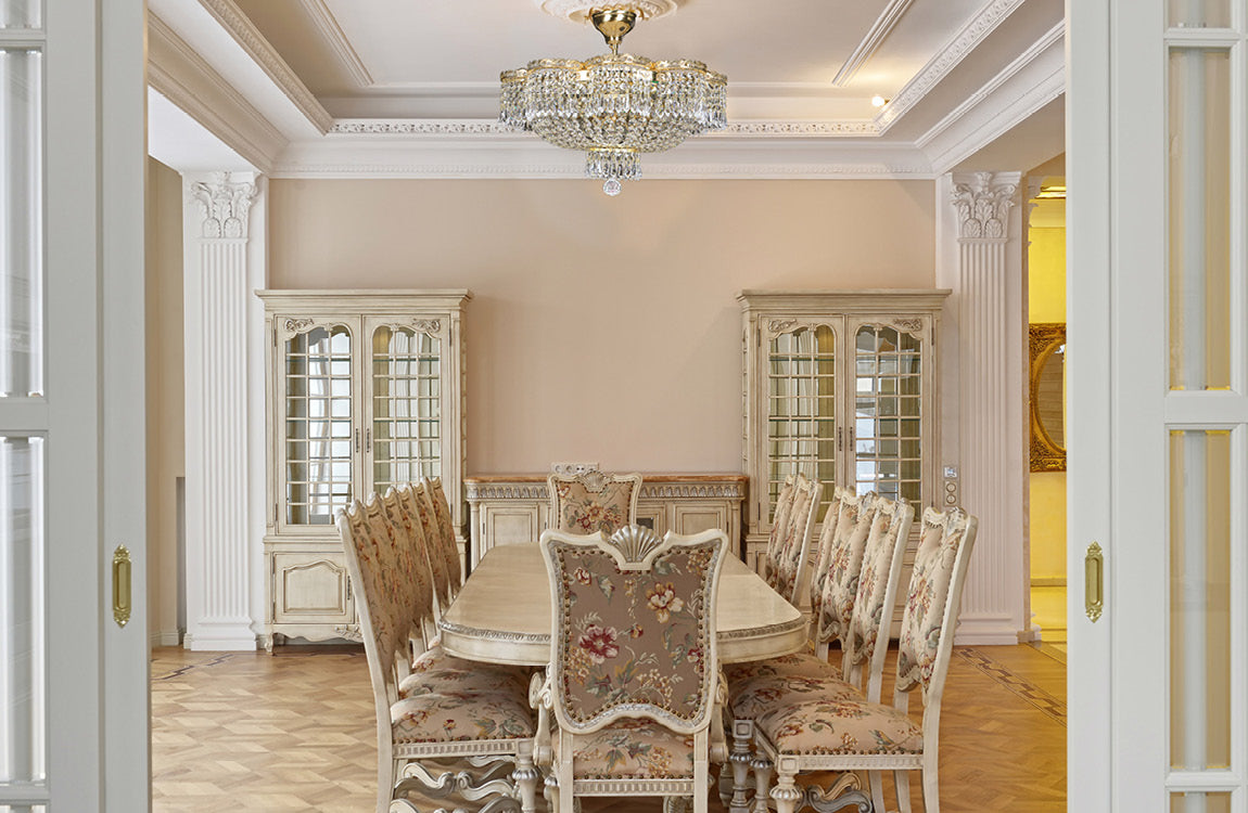 Mise en ambiance du lustre suspendu au plafond d'une salle à manger classique.