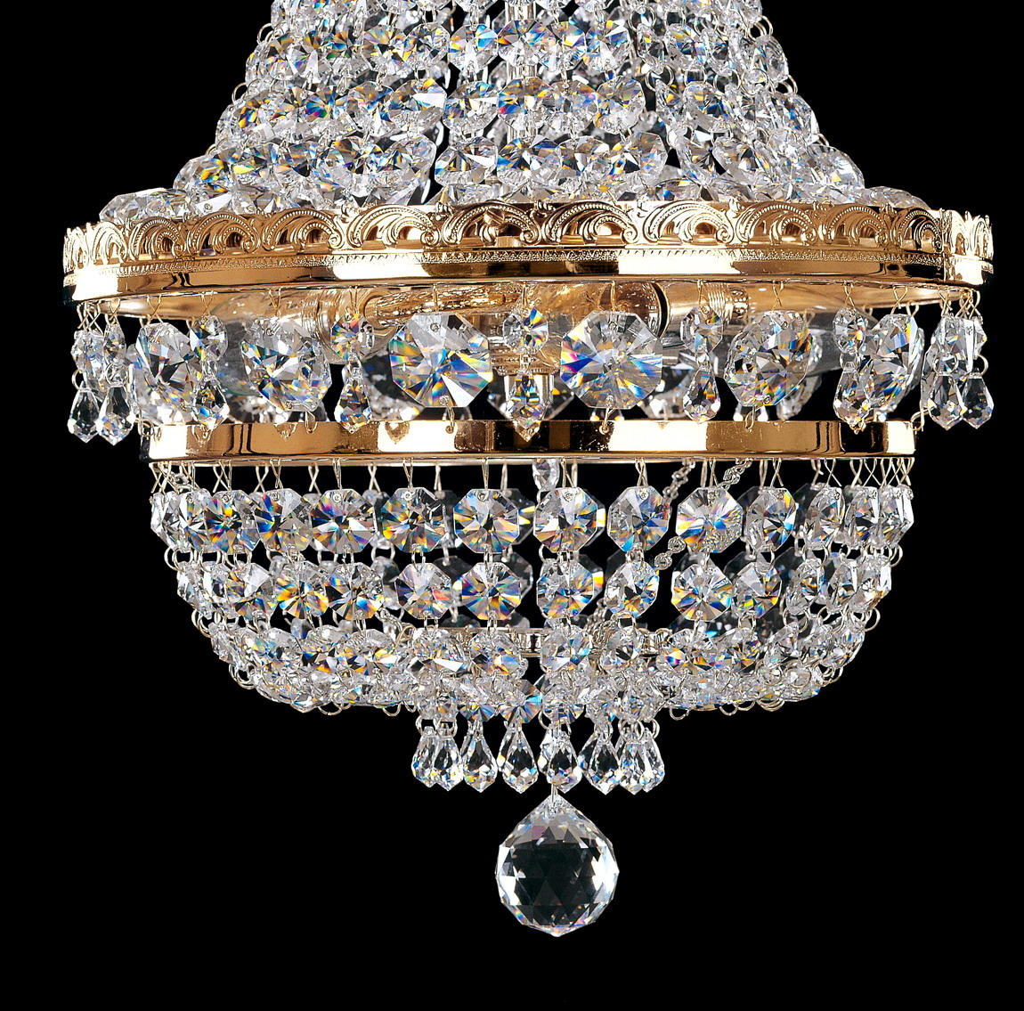 Détail du bandeau central doré orné de pendants et rosaces en cristal facetté