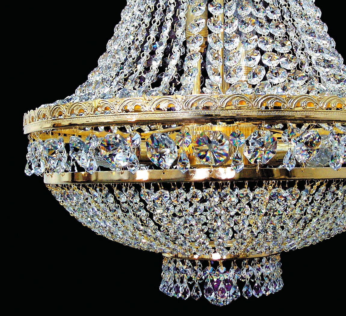 Gros plan de la galerie dorée et des cristaux à facettes en couronne