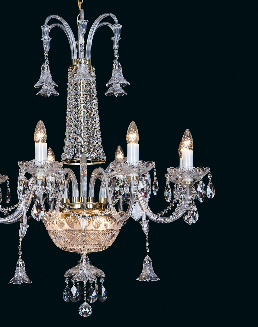 Lustre présenté de trois quarts, montrant les arcs supérieurs et leurs fleurs