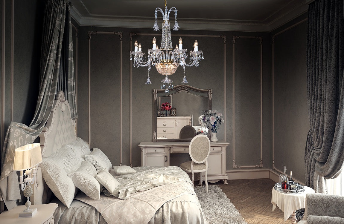 Lustre suspendu au plafond d'une chambre grise à la décoration classique