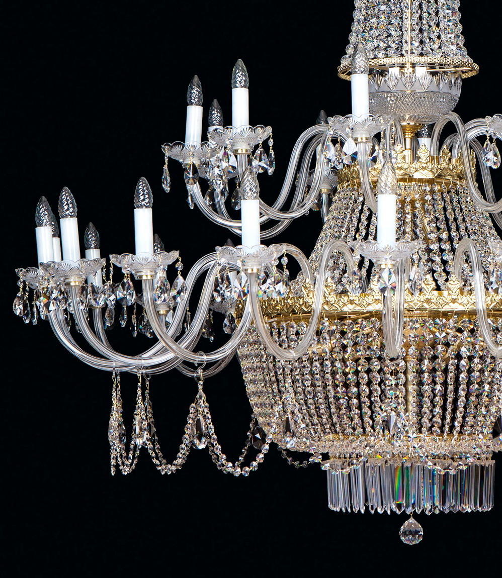 Détail des bras recourbés en verre et des chaînes de cristaux